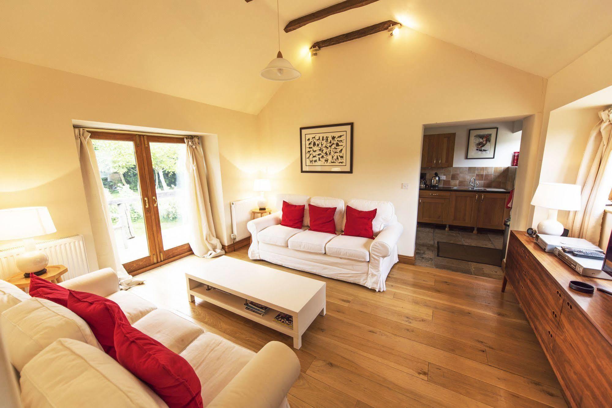 Villa Whitley Coach House Exterior foto